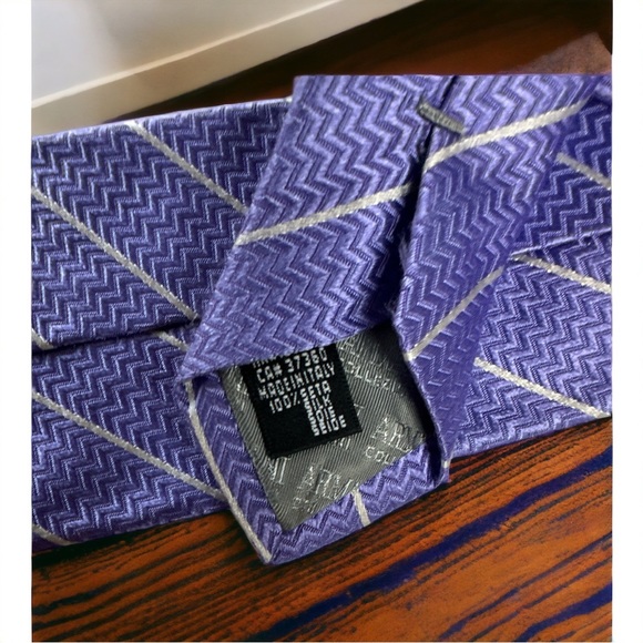 ARMANI Collezioni purple and white tie amazing details 100 silk Italy - Picture 3 of 7